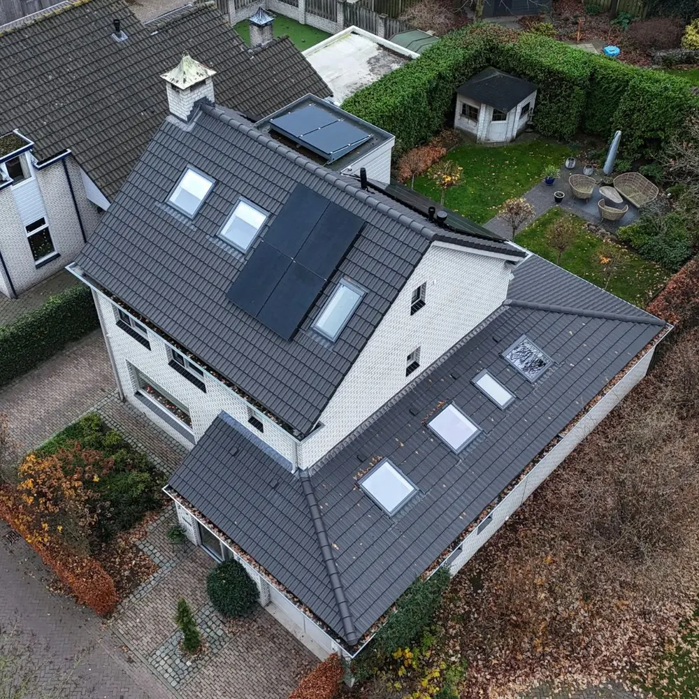 Woning met een nieuw antraciet pannendak, gelegd door MACO