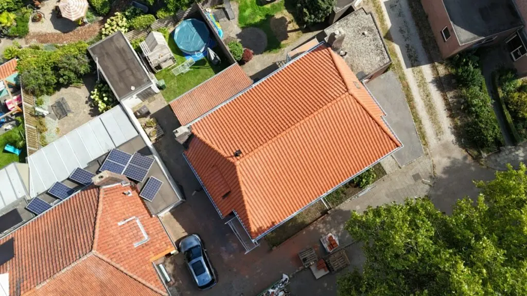 Complete dakrenovatie in Tegelen met nieuwe oranje dakpannen, van bovenaf gezien