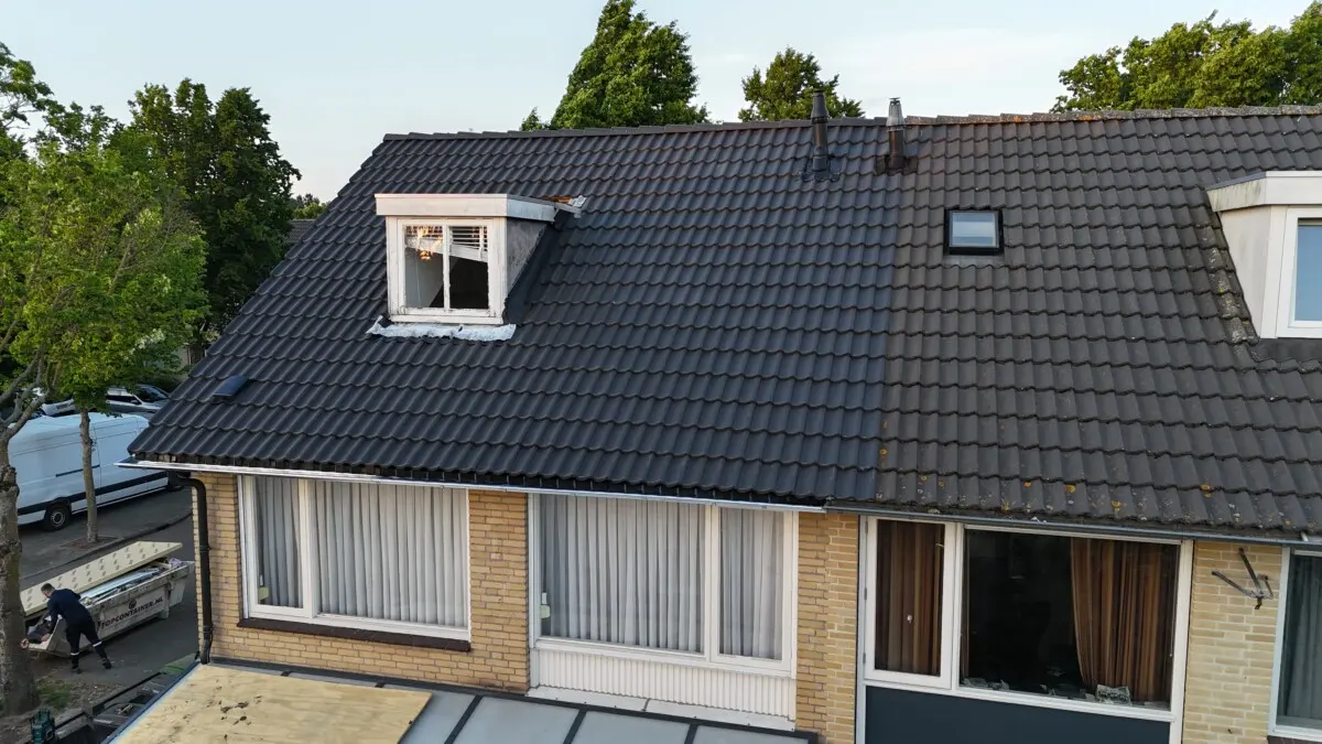 Nieuw antraciet pannendak na een complete dakrenovatie in Eindhoven
