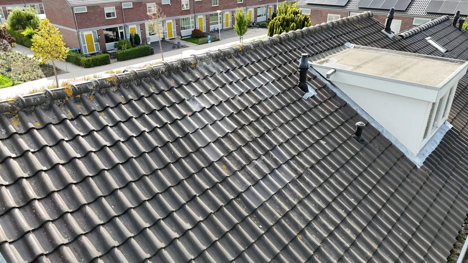 Dak in Barendrecht waar MACO een schoorsteen heeft verwijderd en het dak heeft hersteld