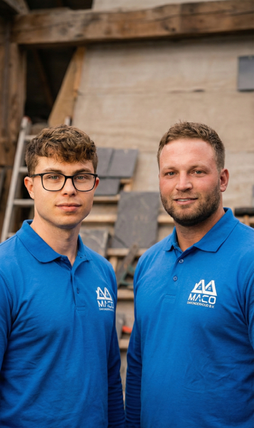Connor van Koot en Maikel de Groot, eigenaren van MACO Dakonderhoud, in bedrijfskleding