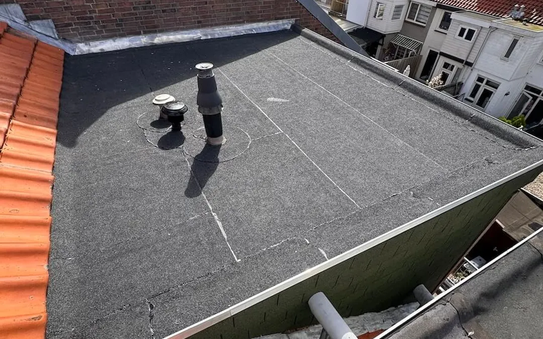 Na: plat dak met nieuwe bitumen dakbedekking en goede afwatering