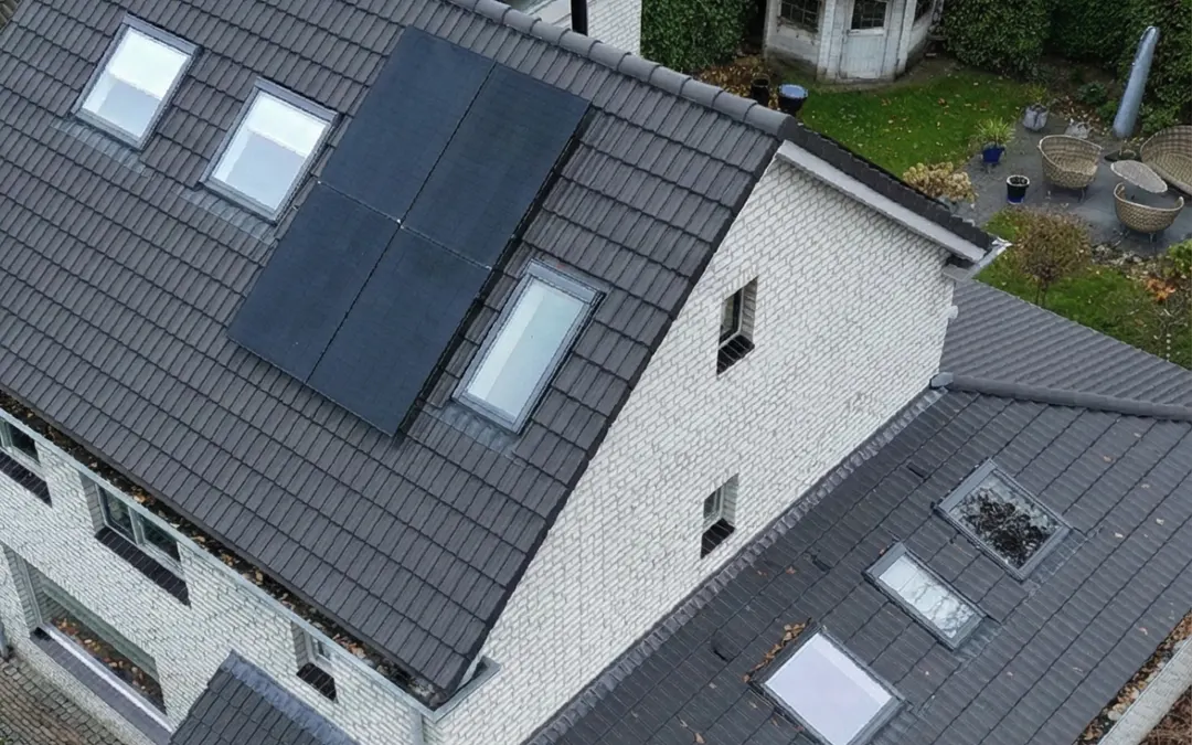 Na: vrijstaande woning met nieuwe antraciet dakpannen, dakramen en zonnepanelen