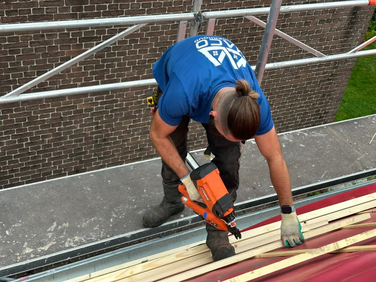 Dakdekker maco zaagt panlatten, werk van MACO Dakonderhoud