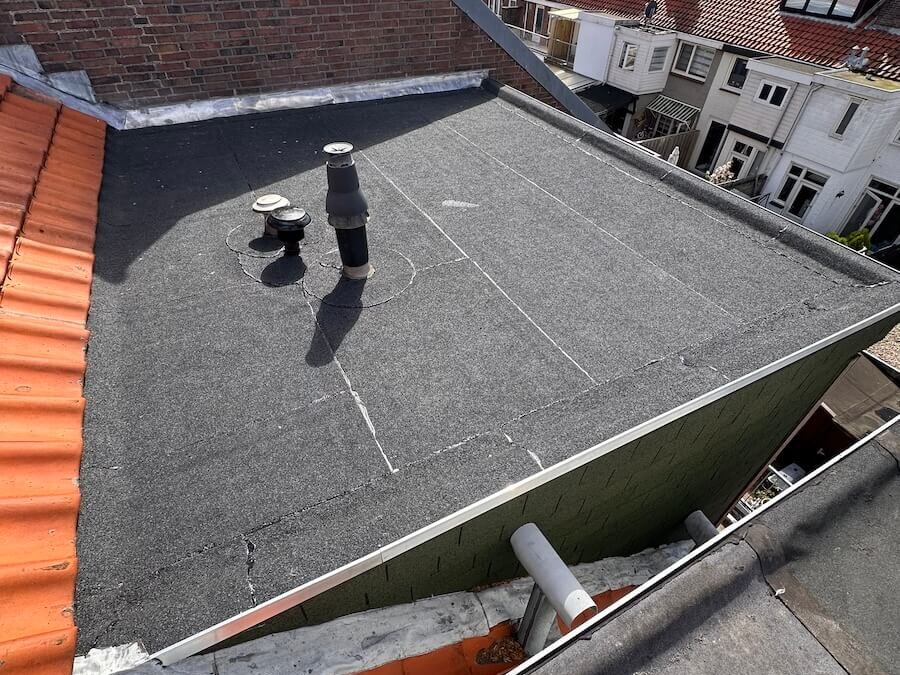 Plat dak lekkage opsporen en repareren: stappenplan.